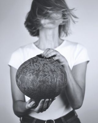 Softness over hustle.🌊 Brzy na shopu. #softness #bredpott #design #vaza #slowliving