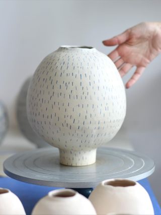 A není těch čárek málo?✍️ Ale kdeže! Nová čárkovaná má jen smysl pro pauzy…. Dej si taky pauzu, dobrou kávu a udělej si...