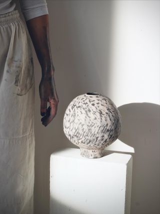 Není dokonalá, a právě to tě k ní táhne.💙 💫 Jemně růžová Sakura nyní na na e-shopu. 💫 Odkaz na shop najdeš biu. ❤️‍🔥...